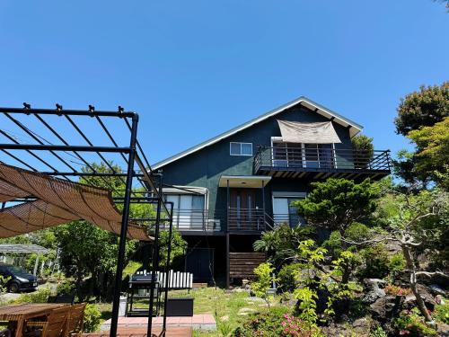 a house from the garden with a view of it at good wind 野風楼 in Yawatano