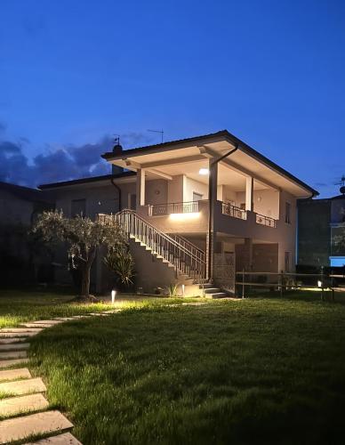 a house with its lights on in the yard at Arlu lake house Lazise in Lazise