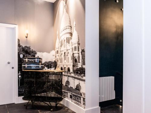 une fresque de la cathédrale de Saint-Sauveur sur un mur dans l'établissement 1er Etage SoPi-Montmartre, à Paris