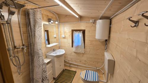 a bathroom with a sink and a shower and a toilet at Camping Yoghi e Bubu in San Giacomo
