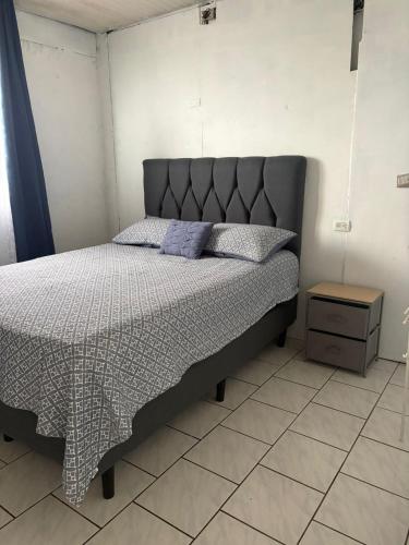a bedroom with a large bed with purple pillows at Villa Descanso in Colón