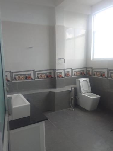a bathroom with a toilet and a sink at Be Cool in Aturugiriya