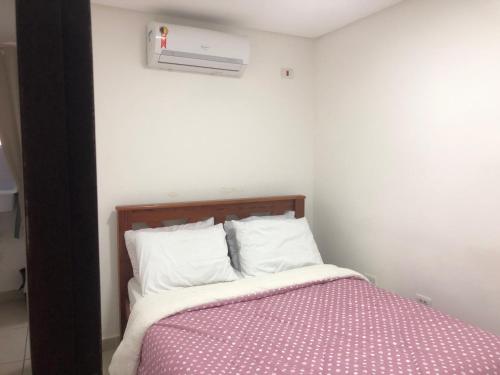a bedroom with a bed with a purple blanket at Flats Olinda Vista Mar in Olinda