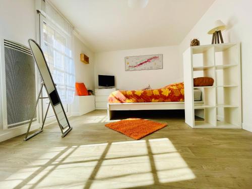 a bedroom with a bed and a chalkboard in it at Hyper centre, rue piétonne, calme et lumineux in Dijon