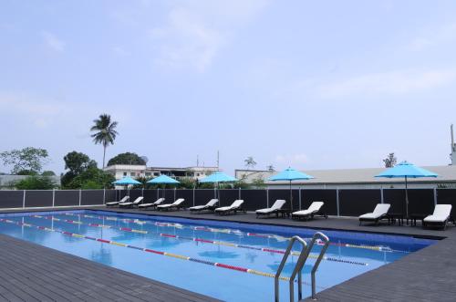 Luganvilla Business Hotel and Restaurant 내부 또는 인근 수영장