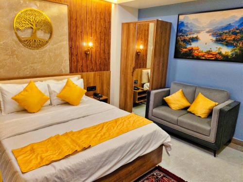 ein Schlafzimmer mit einem großen Bett und einem Stuhl in der Unterkunft HOTEL ABHIJIt in Kolaghat