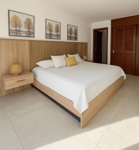 a bedroom with a large bed in a room at Al Reef Apartamentos TOP in San Andrés