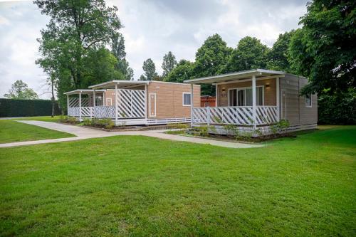 a couple of modular homes in a yard at Agriturismo Tenuta "Il Cigno" in Villanterio