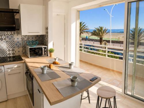 "PLAGE" Splendide Vue Mer depuis la chambre et le salon cuisine, 20m de la plage!