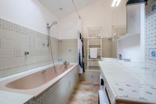 a bathroom with two sinks and a bath tub at Gîtes de la Bernière in Brûlain