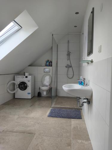a bathroom with a sink and a washing machine at Monteurunterkunft nahe Münster in Drensteinfurt