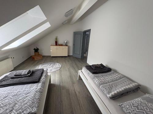 two beds in a room with a attic at Ferienwohnung am Flughafen in Braunschweig