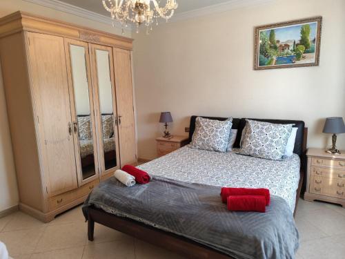 a bedroom with a bed and a chandelier at Casa Flamenca en El Ventorrillo - Piscina, Tumbonas, Terraza y Aparcamiento in Cúllar-Vega