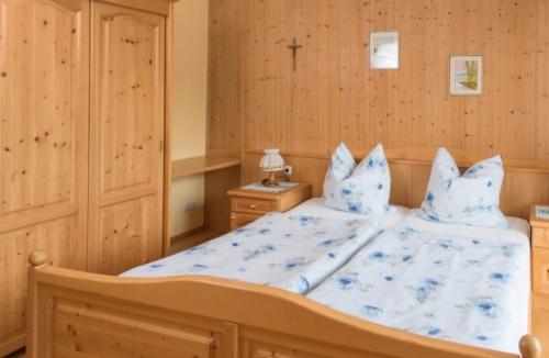 a bedroom with a bed with two pillows at FerienwohnungenKRAINZ in Dobein
