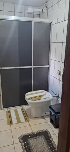 a bathroom with a toilet in a shower stall at Recanto do Vô Dito e pet friendly in Camanducaia