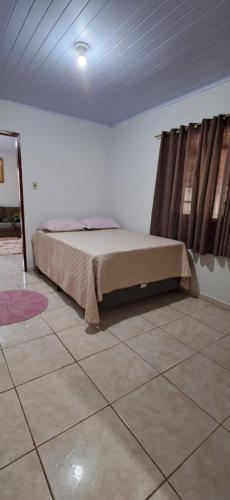 a bedroom with a bed in a room at Recanto do Vô Dito e pet friendly in Camanducaia