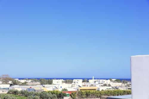 Blick auf eine Stadt von einem Gebäude aus in der Unterkunft Tinamar Selections in Perivolos