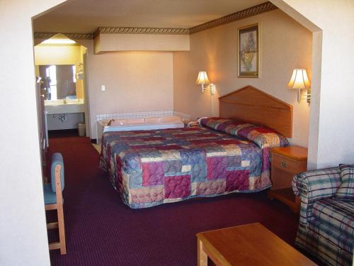 En eller flere senger på et rom på Garden Inn & Suites