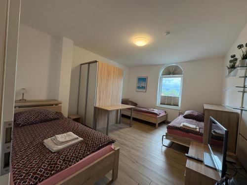 a small room with two beds and a window at Business Unterkunft Balje 567 - Monteur- & Ferienwohnung mit 7 Einzelbetten in Balje