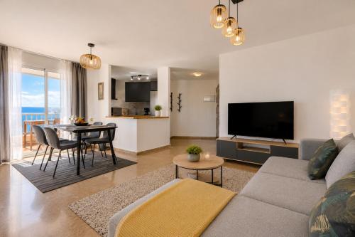 Benalmadena Seafront Apartment with Parking - Magnolia Properties