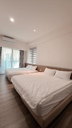 two large beds in a room with at Musun Stay in Ch'ao-yang