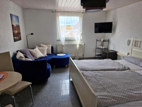 a hotel room with two beds and a couch at Ferienweingut Schäfer in Niedersteinbach