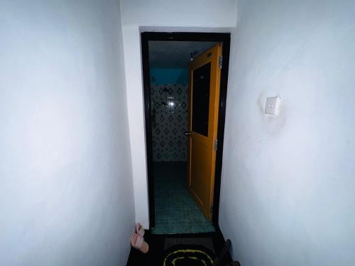 a hallway with a door leading into a room at The peace place in Ella