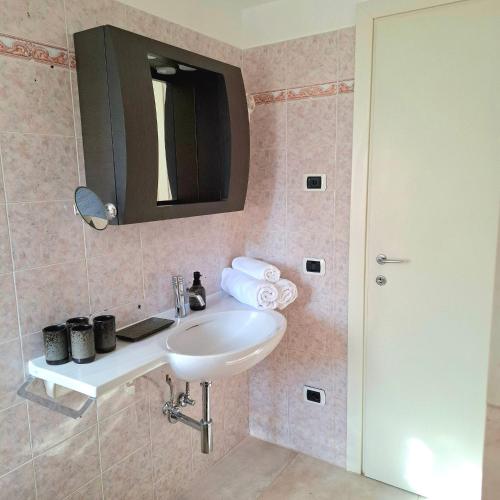 a bathroom with a sink and a mirror at Casa Ewa in Fiavè
