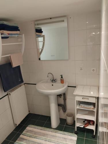 a bathroom with a sink and a mirror at La Bouvardière, gîte au calme, en pleine campagne, tout près de Rennes in Le Rheu