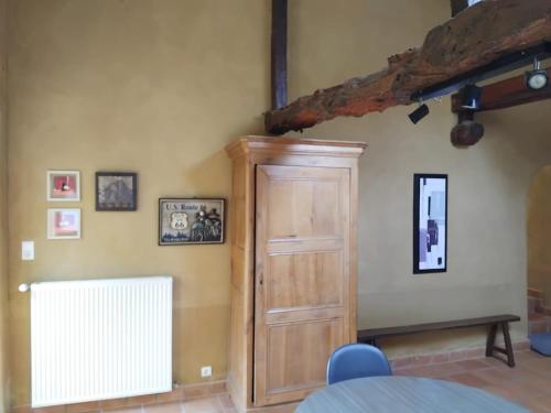 a room with a wooden door on the wall at La Bouvardière, gîte au calme, en pleine campagne, tout près de Rennes in Le Rheu