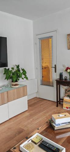 T2 meublé 1 er étage dans un quartier calme à PARIS 17