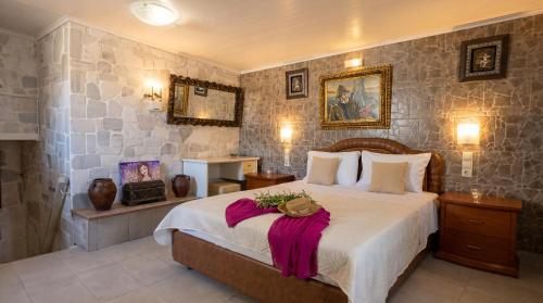 a bedroom with a large bed in a room at Laskas Apartment in Stalís