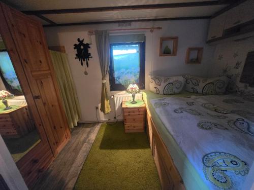 a bedroom with a large bed and a window at Mobilheim Chalet Chicco in Steinach