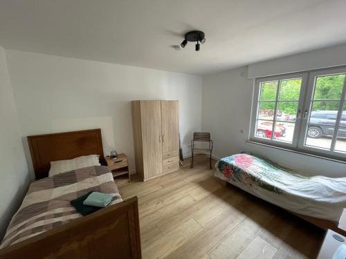a bedroom with two beds and a window at Ruhige Monteurwohnung Ohrtermersch in Bippen