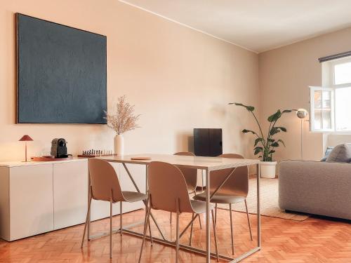 ALTUS 68 - River View, Top Floor with Elevator