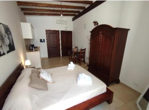 a bedroom with a large white bed in a room at Il Moro di Ossuna in Trapani