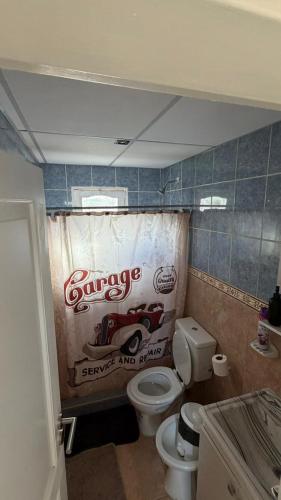 a bathroom with a box of a truck on the shower curtain at departamento familiar 2 in Malargüe