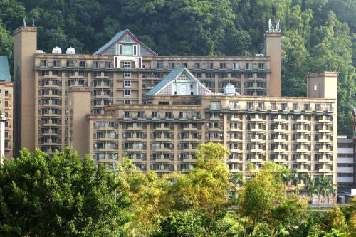 a large building with people sitting on top of it at Hoya Hotel in Wenquan
