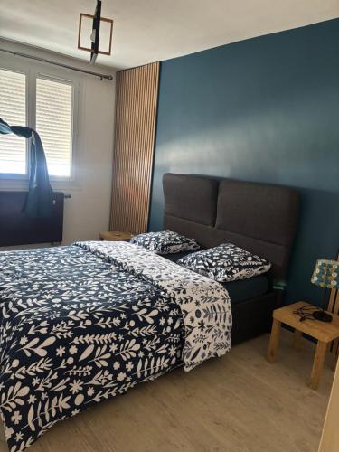 a bedroom with a bed and a couch at Le Cocon Nîmois in Nîmes
