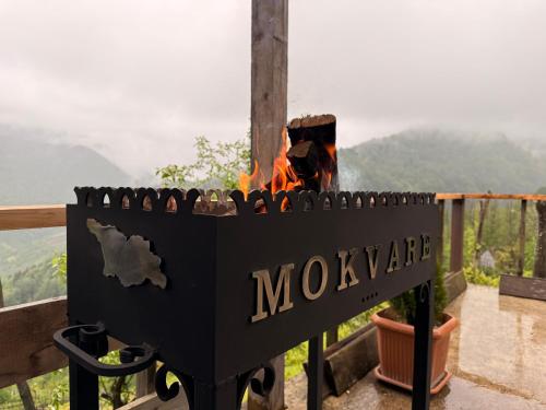 a fire grill with a view of the mountains at Guest House Mokvare in Gundauri