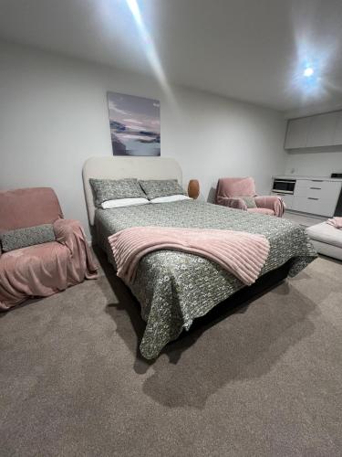 a bedroom with two beds in a room at Jacks Point Getaway in Queenstown Airport