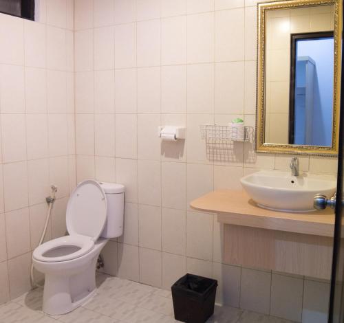 Een badkamer bij Bakung Beach Resort