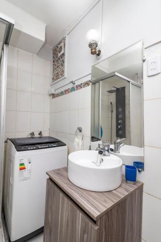 a bathroom with a sink and a washing machine at Departamento Freire in Valparaíso