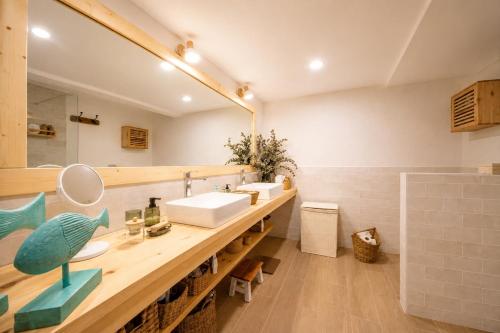 a bathroom with two sinks and a large mirror at Casa La Portilla in Labarces