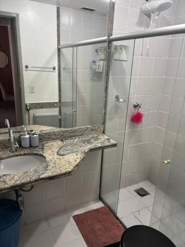 a bathroom with a shower with a sink and a mirror at Apartamento, Campos dos Goytacazes, centro in Campos dos Goytacazes