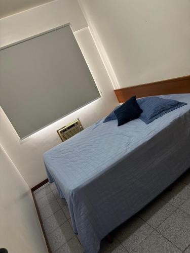 a bedroom with a bed with a large window at Apartamento, Campos dos Goytacazes, centro in Campos dos Goytacazes