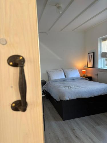 a bedroom with a bed in a room at Effe d'r ut in Hengelo