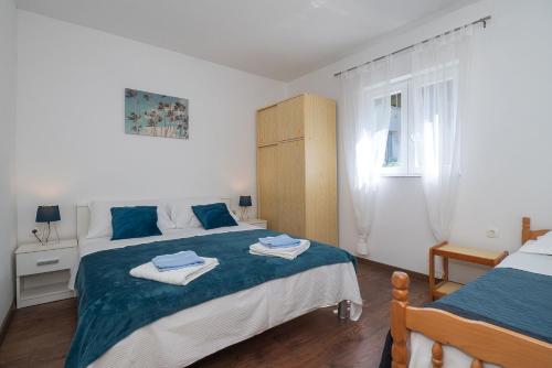 a bedroom with a bed with towels on it at Apartments Saric in Jadrtovac