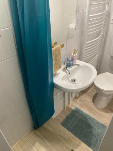 a bathroom with a sink and a toilet at Bobo Hegyi Kuckó in Sárvár