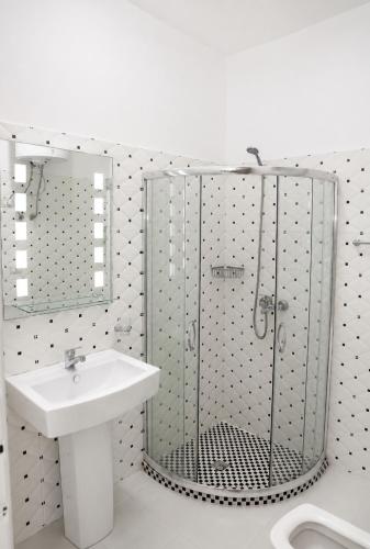 a bathroom with a shower and a sink at Vila Zyle in Velipojë